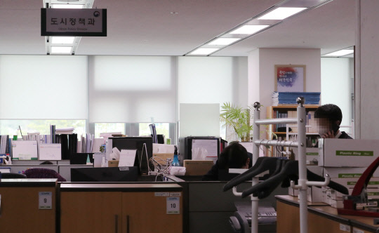 정부 합동특별수사본부(특수본)가 세종시 정부세종청사 국토교통부 사옥에 있는 행정중심복합도시건설청 등을 압수수색 중인 것으로 알려진 26일 오후 도시정책과 사무실이 어수선 하다.  <연합뉴스>